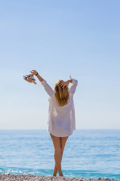 Mujer relajándose en la playa en Grecia —  Fotos de Stock