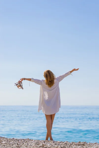 Vrouw ontspannen op het strand in Griekenland — Stockfoto