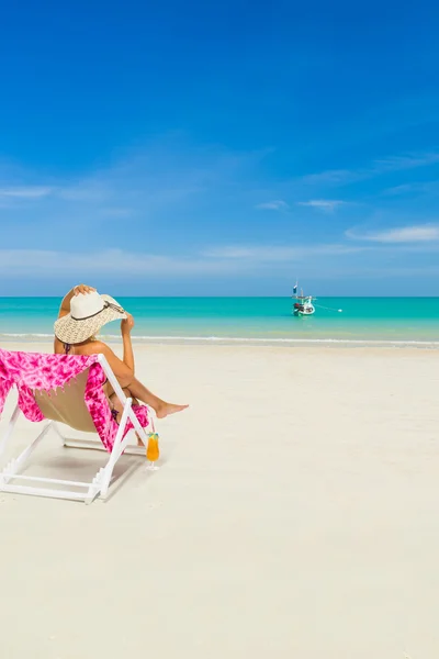 Kobieta na leżaku na plaży — Zdjęcie stockowe