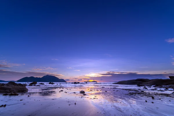 Схід сонця від Південного острова Пхукет Rawai — стокове фото