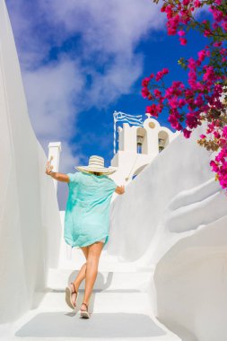 genç kadın tatil günlerinde, santorini 
