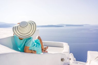 genç kadın tatil günlerinde, santorini 
