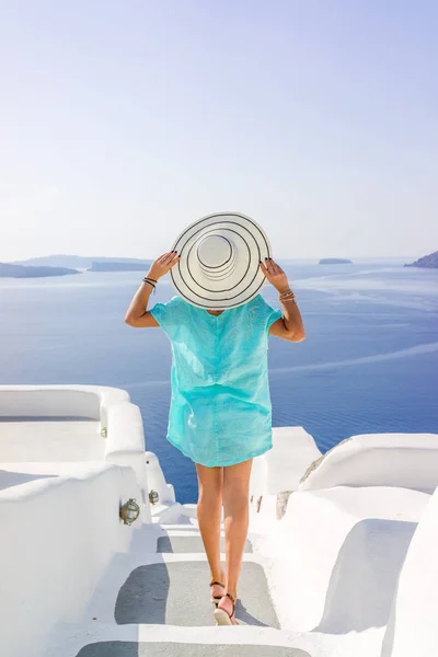 Młoda kobieta na wakacje, santorini — Zdjęcie stockowe