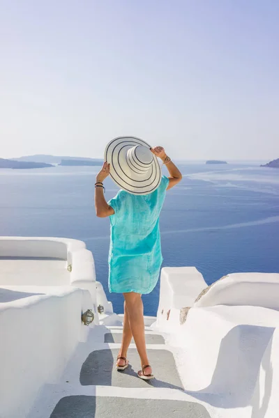 Jonge vrouw op vakantie, santorini — Stockfoto