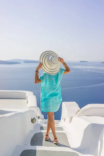Ung kvinna på semester, santorini — Stockfoto