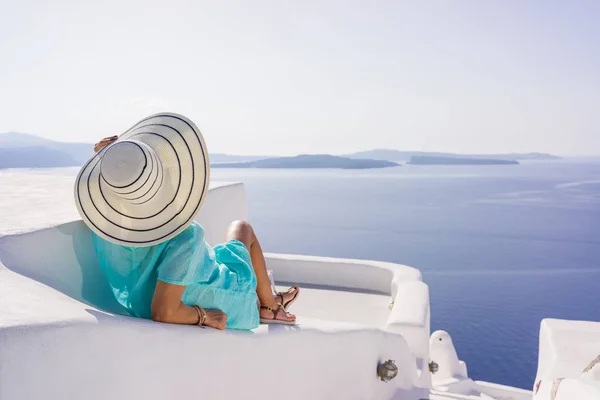 Giovane donna in vacanza, Santorini Oia città — Foto Stock