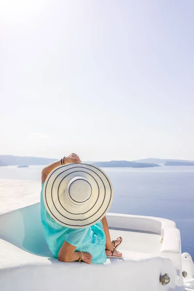 Junge frau im urlaub, santorini oia town — Stockfoto