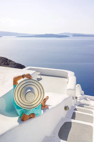 Young woman on holidays, Santorini — Stock Photo, Image