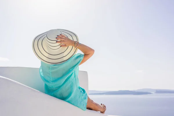 Jonge vrouw op vakantie, santorini oia stad — Stockfoto