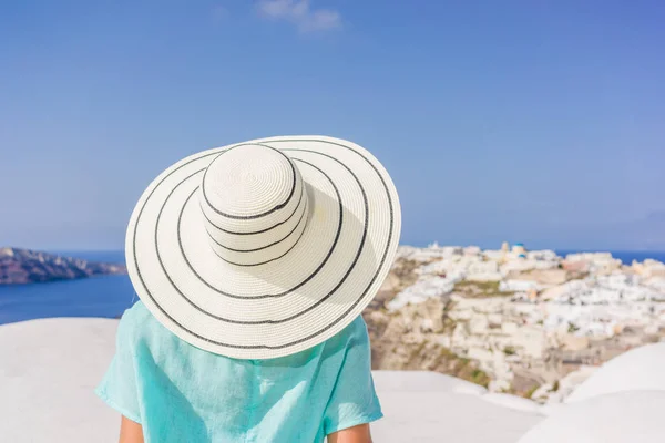 Fiatal nő, ünnepek, santorini oia városában — Stock Fotó