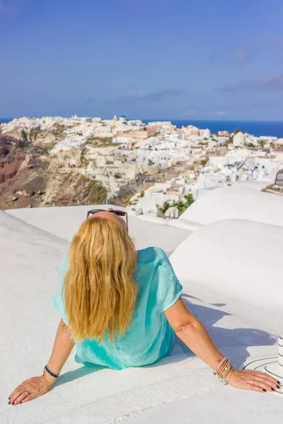 Junge Frau im Urlaub, Santorini — Stockfoto