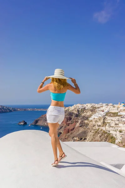 Jovem mulher em férias, Santorini — Fotografia de Stock