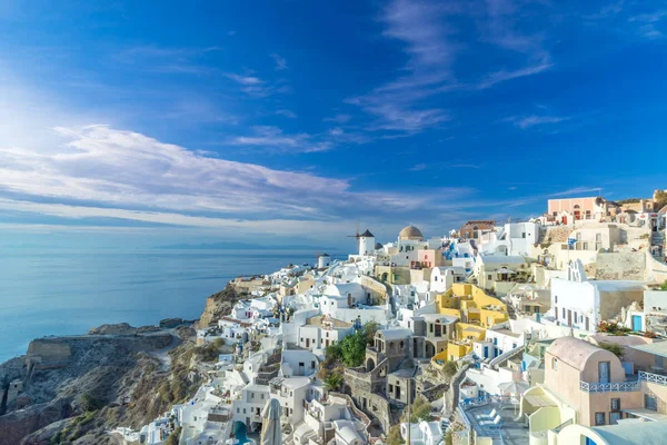 Byn Oia på solnedgången, Santorini island — Stockfoto