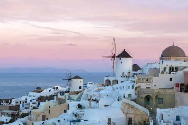 Byn Oia på solnedgången, Santorini island — Stockfoto