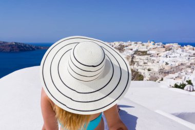 genç kadın tatil günlerinde, santorini oia şehir 