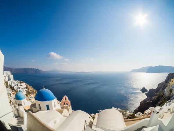 Vitkalkade hustaken i Santorini — Stockfoto