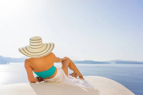 Jovem mulher de férias, Santorini Oia cidade — Fotografia de Stock