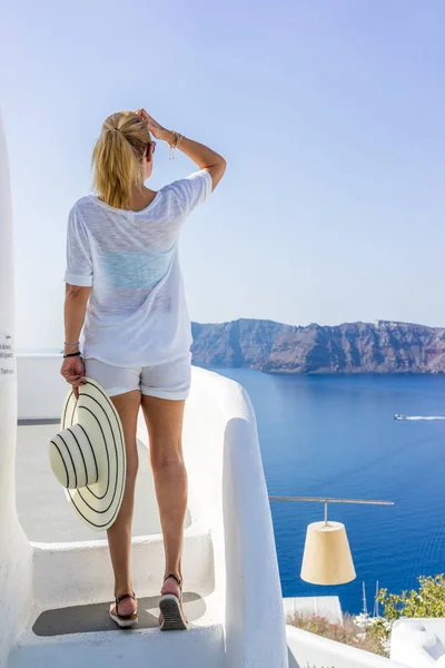 Jovem mulher de férias, Santorini Oia cidade — Fotografia de Stock