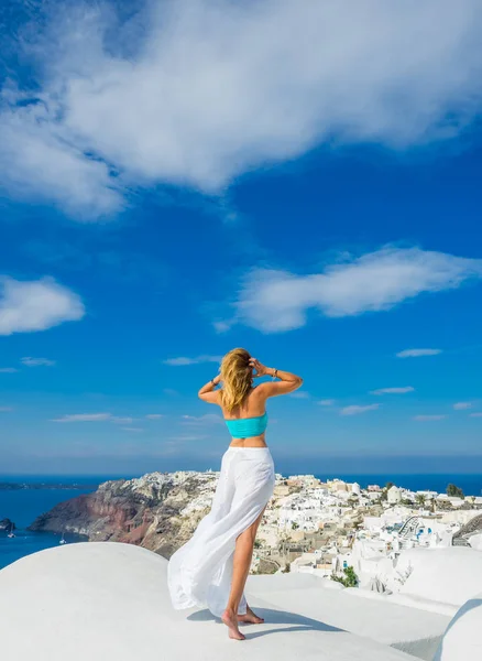 Vrouw op het dak in Santorini Griekenland — Stockfoto