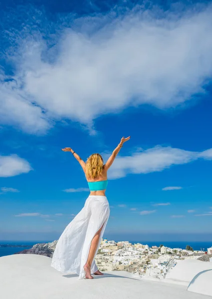 Kobieta na dachu w Santorini Grecja — Zdjęcie stockowe