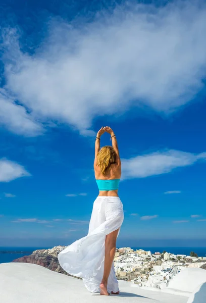 Vrouw op het dak in Santorini Griekenland — Stockfoto