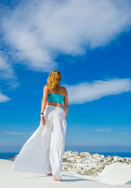 在圣托里尼岛希腊屋顶上的女人 — 图库照片