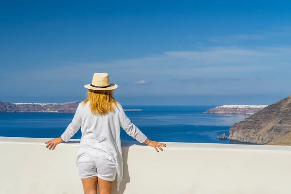 Visitar la famosa isla blanca de Santorini en Grecia — Foto de Stock