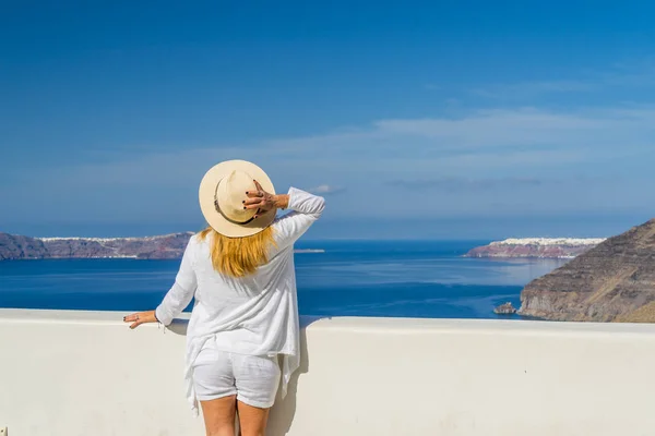 Návštěva slavné bílé ostrov Santorini v Řecku — Stock fotografie