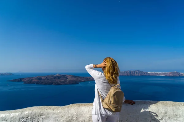 Visite de la célèbre île blanche de Santorin en Grèce — Photo