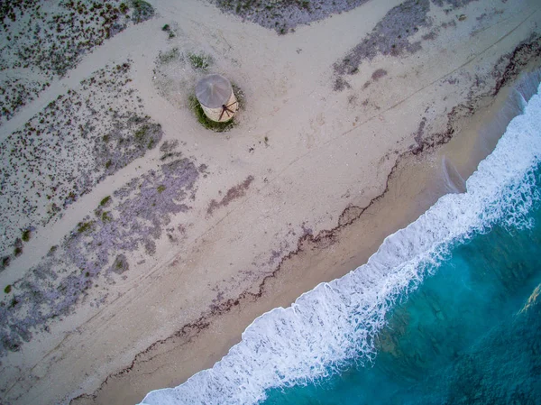 Drone vista do velho moinho de vento ai Gyra praia, Lefkada — Fotografia de Stock