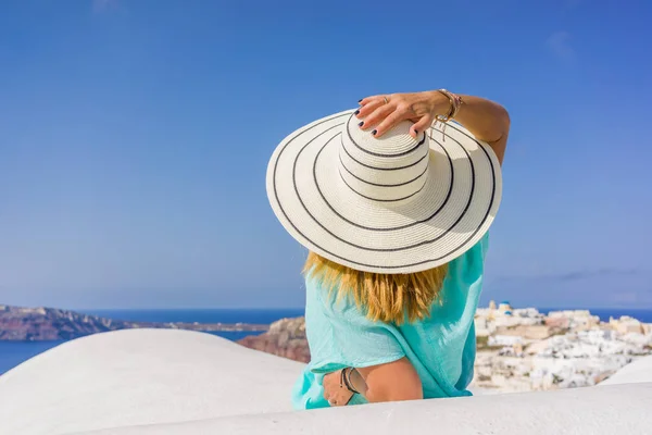Giovane donna in vacanza, Santorini Oia città — Foto Stock