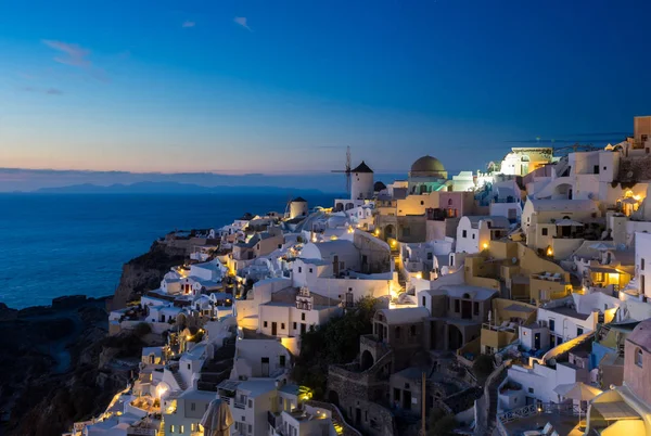 Vila de Oia ao pôr do sol, ilha de Santorini — Fotografia de Stock