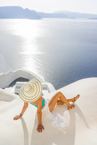 Genç kadın tatil günlerinde, santorini oia şehir — Stok fotoğraf