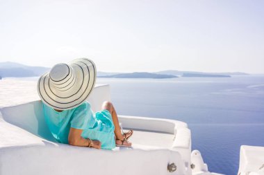 genç kadın tatil günlerinde, santorini oia şehir 