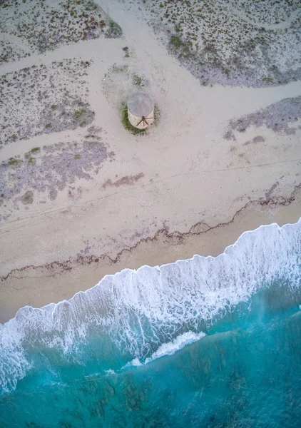Vue par drone du vieux moulin à vent ai Gyra plage, Lefkada — Photo