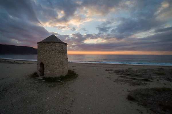 Gammal väderkvarn ai gyra strand, lefkada — Stockfoto