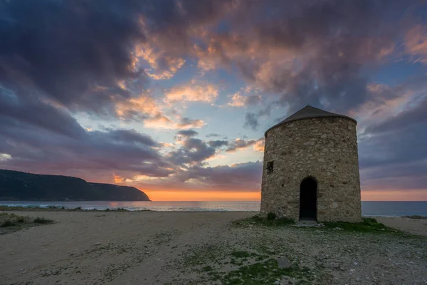 Antiguo molino de viento ai Gyra playa, Lefkada —  Fotos de Stock