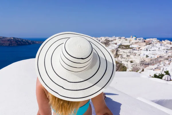 Mujer joven de vacaciones, Santorini ciudad de Oia —  Fotos de Stock