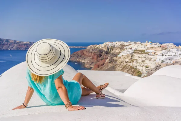 Mladá žena na svátky, města oia santorini — Stock fotografie