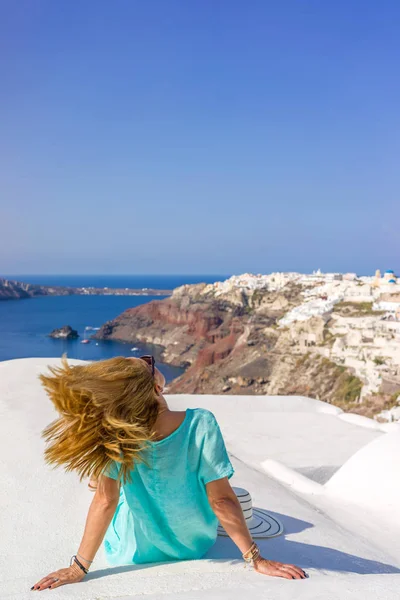 Fiatal nő, ünnepek, santorini oia városában — Stock Fotó