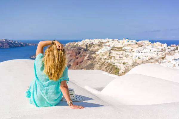 Młoda kobieta na wakacje, miasto oia santorini — Zdjęcie stockowe