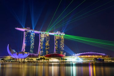  Marina Bay Sands gece ışık ve su göstermek sırasında ' merak F