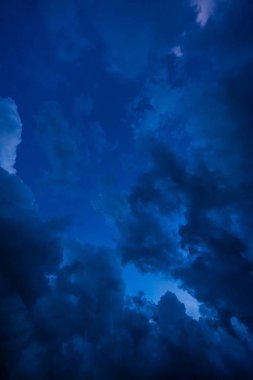  Fırtınadan önce kara bulutlar