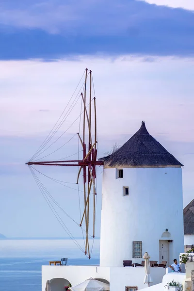 Pueblo de Oia al atardecer, isla de Santorini — Foto de Stock