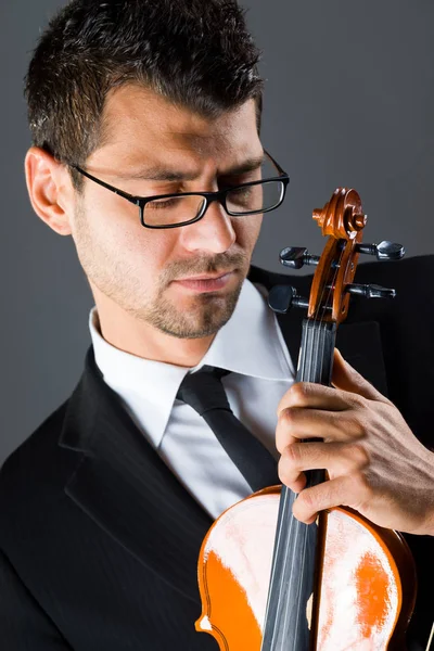 Musicista con violino su sfondo scuro — Foto Stock