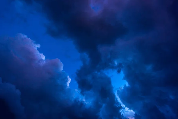 Dark clouds before a thunder-storm — Stock Photo, Image