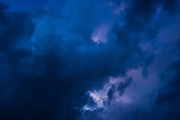 Dark clouds before a thunder-storm — Stock Photo, Image
