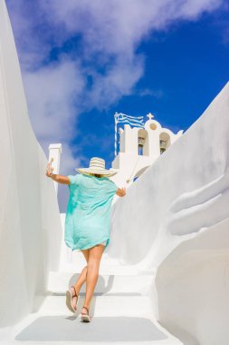 genç kadın tatil günlerinde, santorini 
