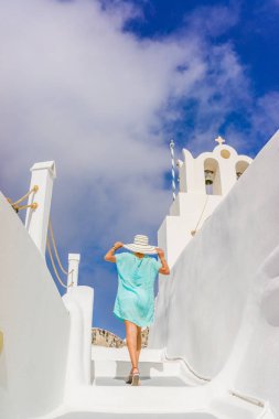 genç kadın tatil günlerinde, santorini 
