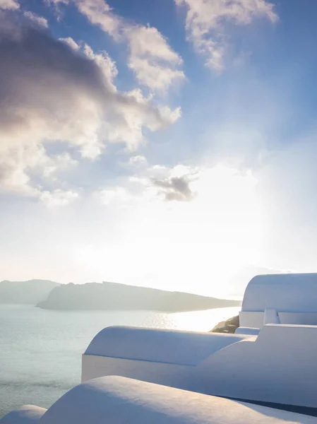 Vila de Oia ao pôr do sol, ilha de Santorini — Fotografia de Stock